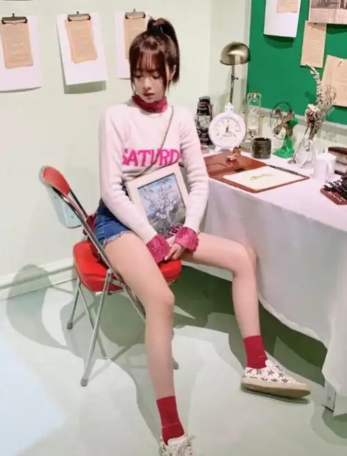 赵尧珂宽松白t 牛仔短裤,长腿不输李溪芮,176身高没白长