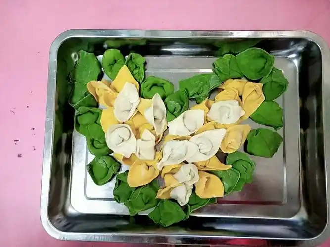 一个由三色饺子组成的爱心送给大家,愿大家这个冬天暖暖的度过哦