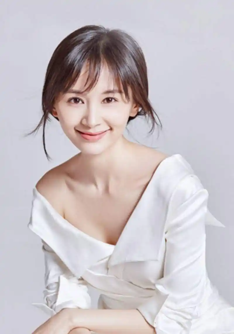 王子文留起长发!身穿抹胸连衣裙性感温婉,转身后网友:真敢穿