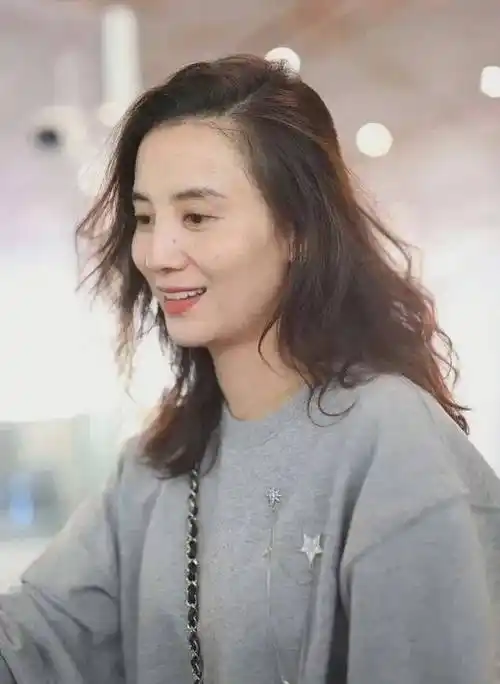 宋佳脸上有皱纹有雀斑,但素颜走机场还是很自信,真实清透美丽!