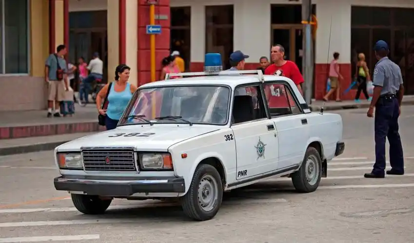 由于被美国实施贸易禁运,古巴很难选择一款合适的警车.