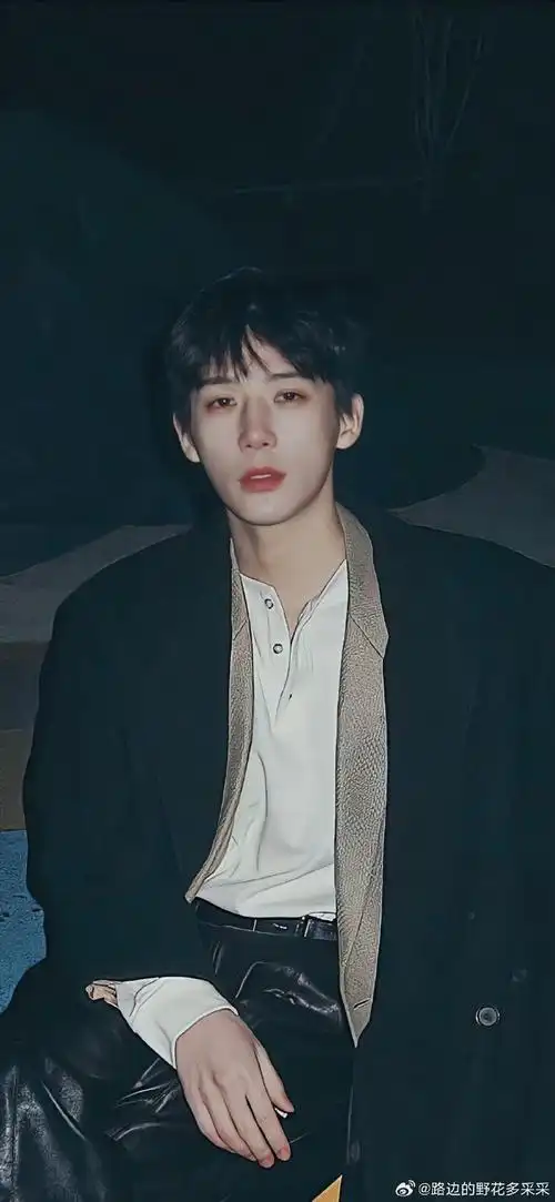 王安宇金发背头#王安宇超话    感觉他很适合电影,港风日系破碎感