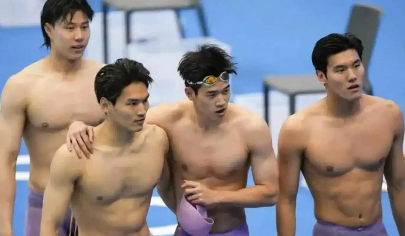 不得不说这届中国游泳队男队员的泳裤让我"刮目相看",好像是穿着三角