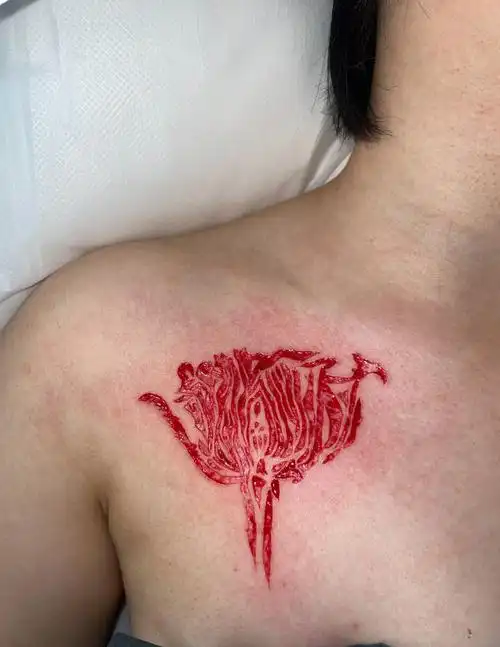 锁骨肉雕玫瑰花纹身设计个性女生玫瑰纹身4