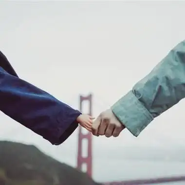 情侣牵手照片头像一左一右