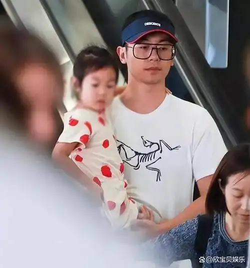 近日,知名演员朱亚文在社交平台上晒出了一张与全家人的合照,照片中他