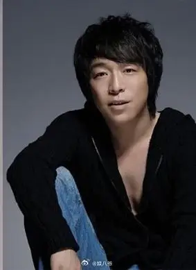 21岁时的青涩旧照,黄渤说费翔是第一代偶像,费翔则夸黄渤既帅气又幽默