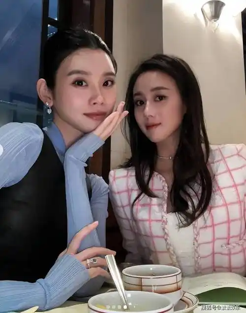 奚梦瑶身高突出,合影期间特意放缓身材与姐妹出