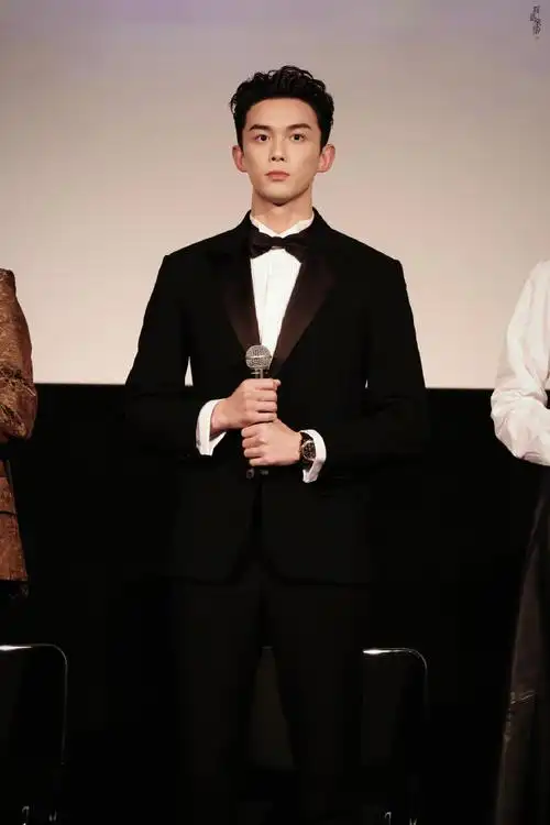 吴磊年少霸总##吴磊下颌线绝了