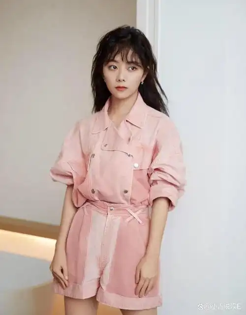 谭松韵胶片感居家写真 穿宽松针织又纯又欲