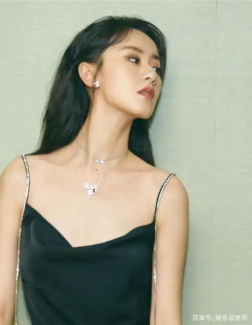 明星美女袁冰妍 黑色吊带裙 尽显好身材