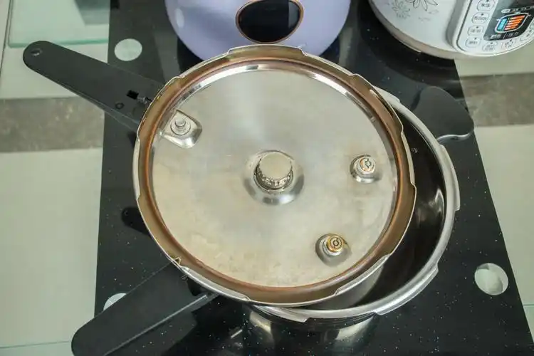 所以燃气高压锅在使用中必须确保限压阀工作状态正常,没有被堵塞,易镕