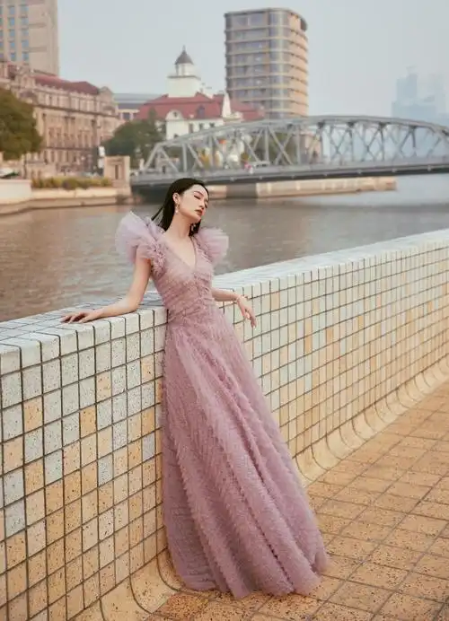 李沁超话紫雾轻纱,拂微风清浅.@李沁夜色将临,眺温柔氤氲.