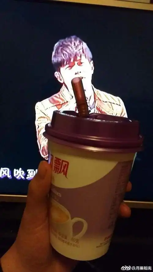 超强的段子手们就出动了,网友们更是晒出各种关于周杰伦喝奶茶的段子