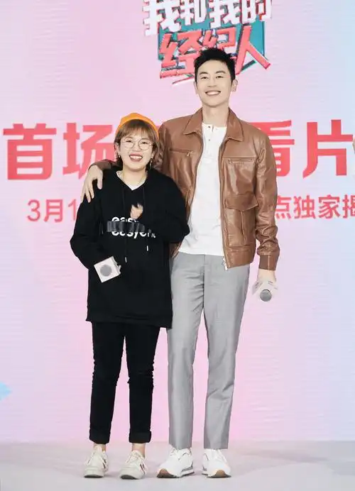 朱亚文出席《经纪人》发布会 与经纪人同框"互怼"展最萌身高差