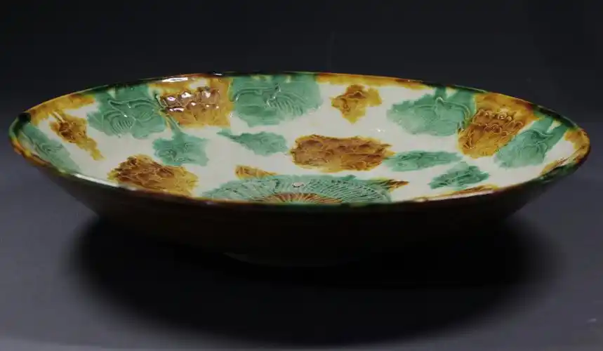 辽三彩花卉纹盘