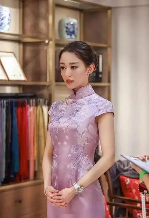 看张雨绮穿亮色旗袍,美得很高级