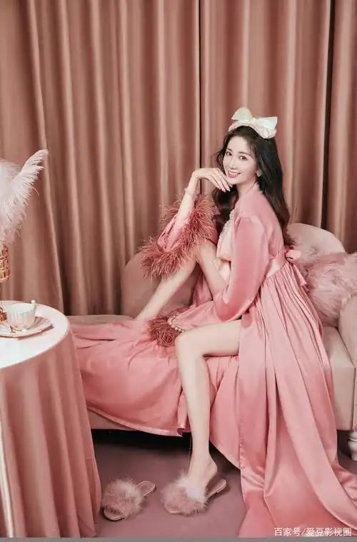 陈欣予最新睡衣写真 慵懒优雅化身猫系公主