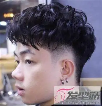 男生两边剃纹理烫发型鬓角剃短打造帅气男神