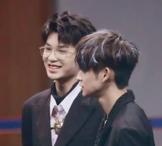 npc小分队合体,黄明昊小鬼互动超甜,轮流与前排蔡徐坤打招呼_陈立农