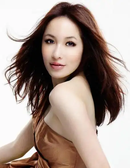 43岁的萧亚轩被抛弃了吗?小16岁男友与女邻居闪婚