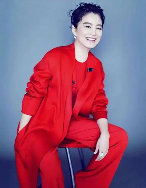 林青霞近照真不像66岁老太太!