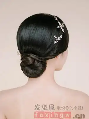 清爽干净的盘发发型能给你带去更多一份的清新感,不管在什么时候,一款