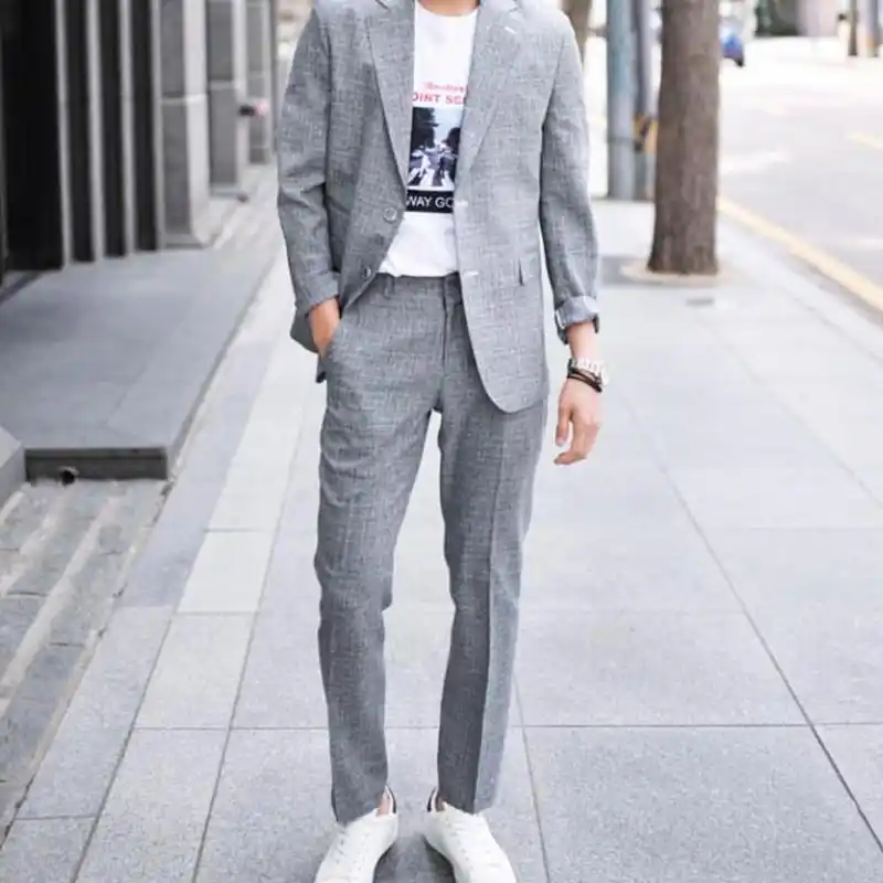 男士穿搭休闲款西服搭配白色休闲鞋