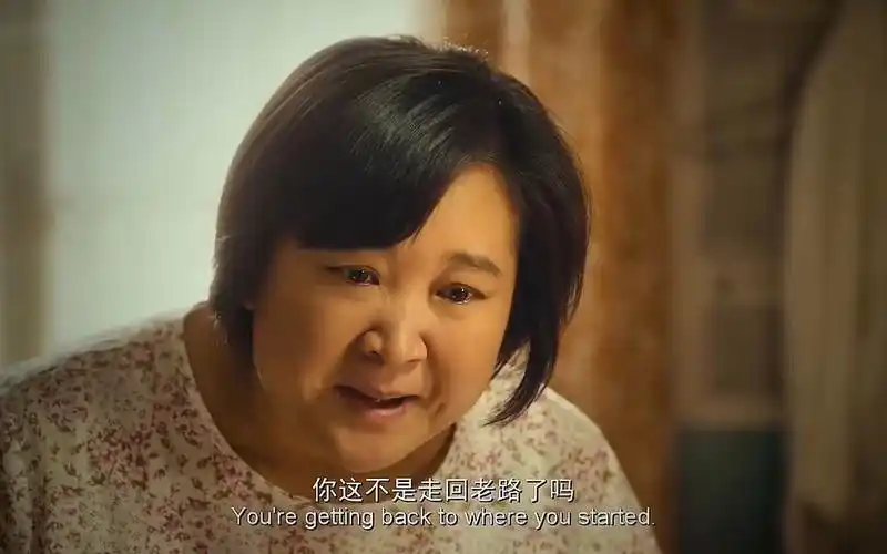 在电影《你好李焕英》中,贾玲并没有穿越到过去拯救母亲