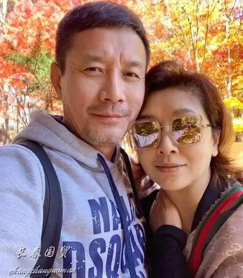 54岁江珊的现任老公首曝光二人亲密合影幸福甜蜜