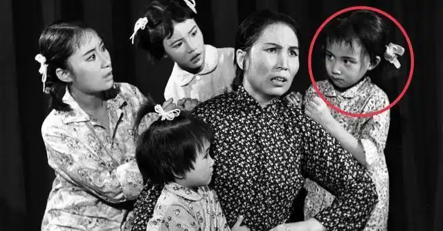 黄磊上传童年照男扮女装表演舞台剧6岁颜值太突出