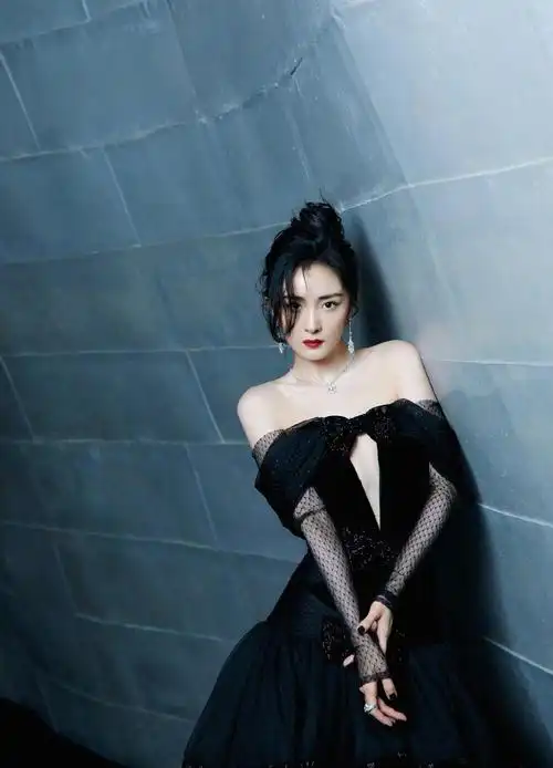 杨幂最新大片好性感,穿黑色吊带裙躺地扭成s型,眼神魅惑真撩人