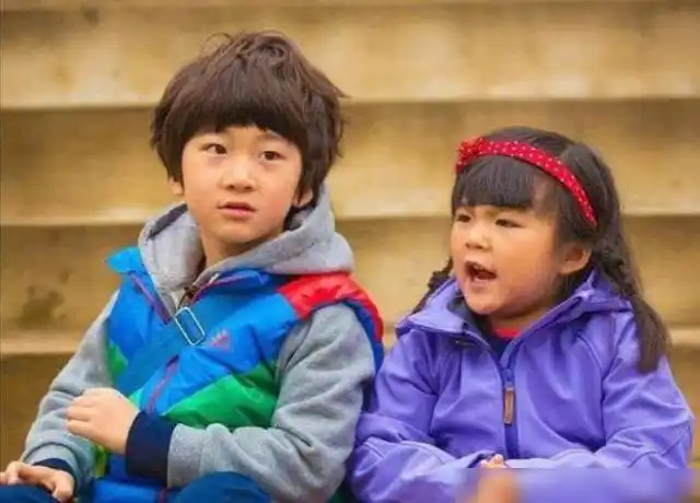 何炅女儿近照流出6岁搭戏周润发拍电影9岁已红遍全国