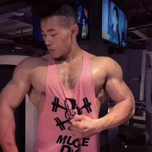 当肌肉遇到胸毛他变成了行走的荷尔蒙