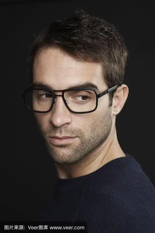 一个戴眼镜的中年人