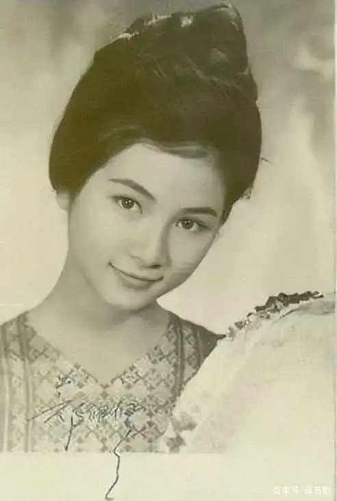 《唐伯虎点秋香》华夫人的扮演者郑佩佩年轻时是一位灵气佳人