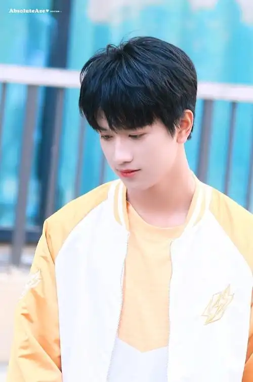 敖子逸《你我皆王者》上班饭拍图 黄色棒球服的电竞少年……_高清图集