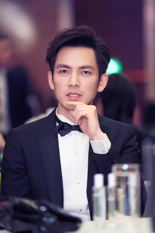 钟汉良饰演的总裁可能是比较高冷一点的,不苟言笑,刀子嘴豆腐心的那种