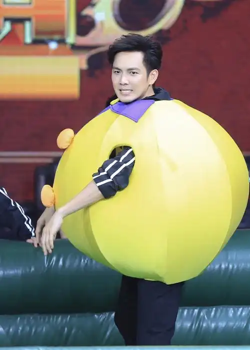 回顾钟汉良参加的几期快乐大本营,他从青涩到成熟却依旧帅气迷人