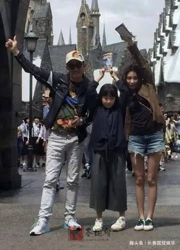 吴启华35岁前妻近照曝光,肤白貌美身材好,少女感十足_石洋子