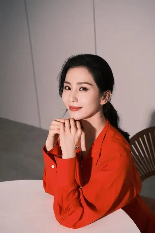 刘诗诗红衬衫光影随拍