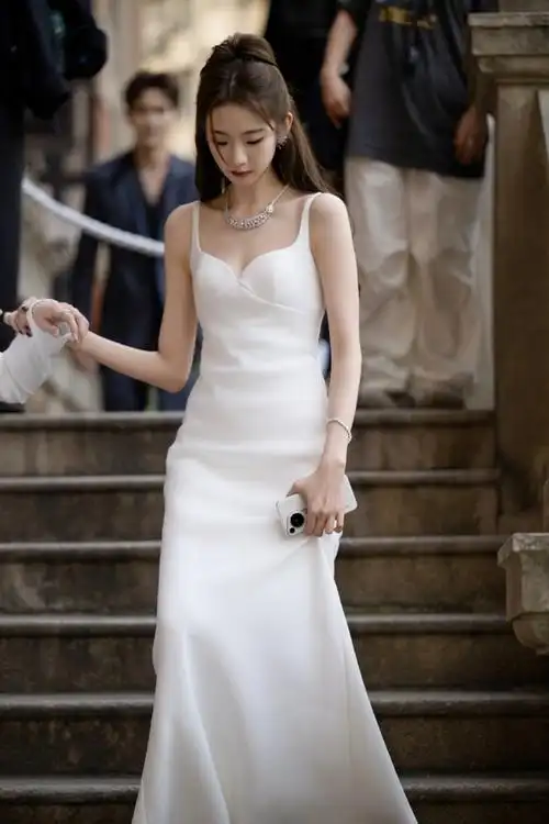 张艺凡最新活动9615在风尚之夜的红毯上真的大放异彩,白纱礼服和