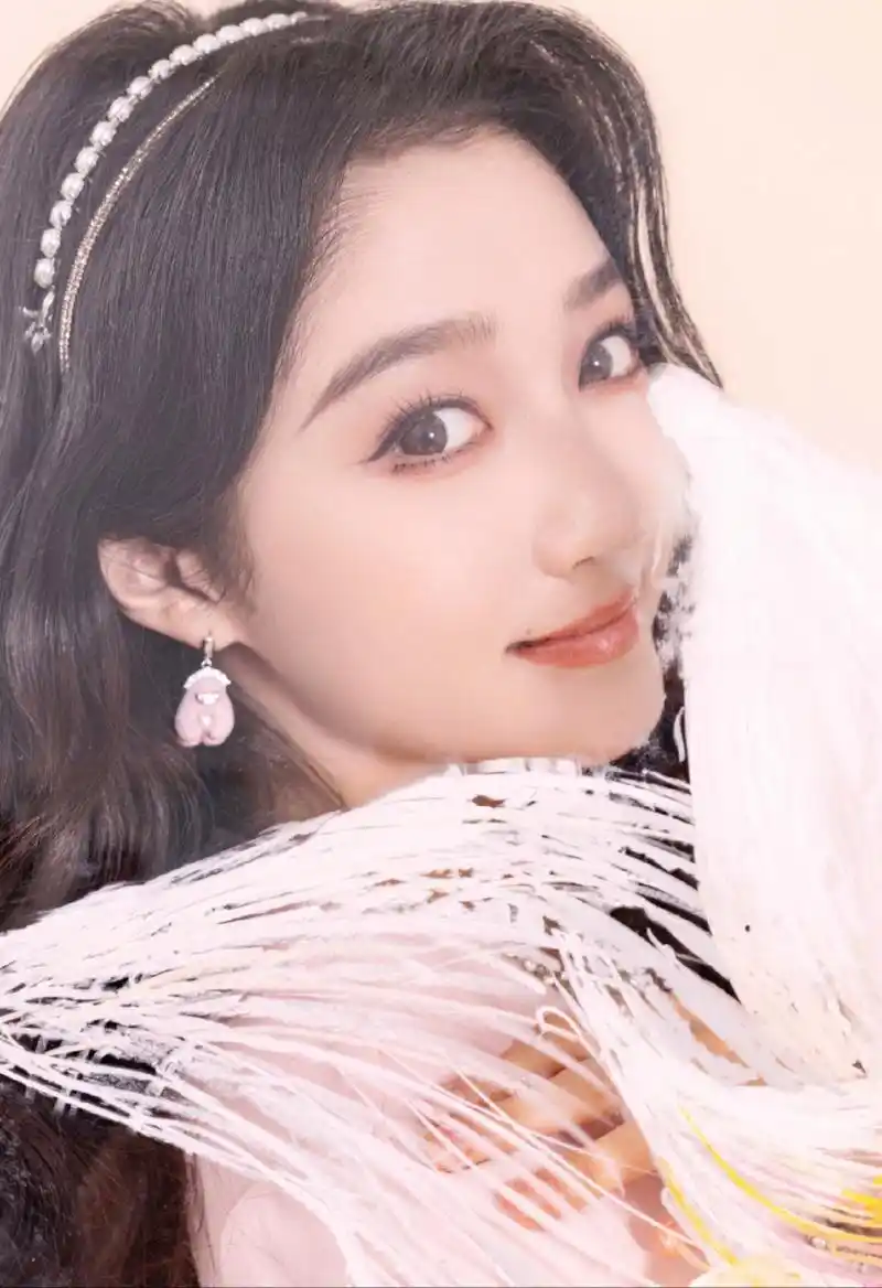 关晓彤粉色连衣裙写真,甜美可爱深入人心,真是迷人至极!