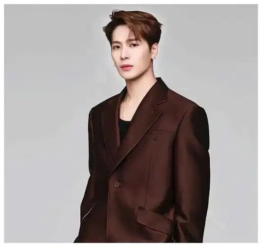 王嘉尔迷人身材护肤达人颜值超群