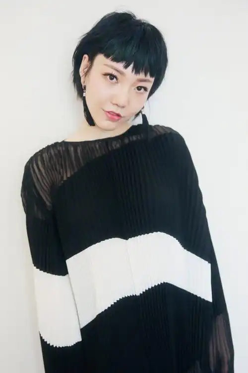 吴莫愁帅翻了!一身黑装炫酷无比时髦到炸,新发型却被吐槽辣眼睛