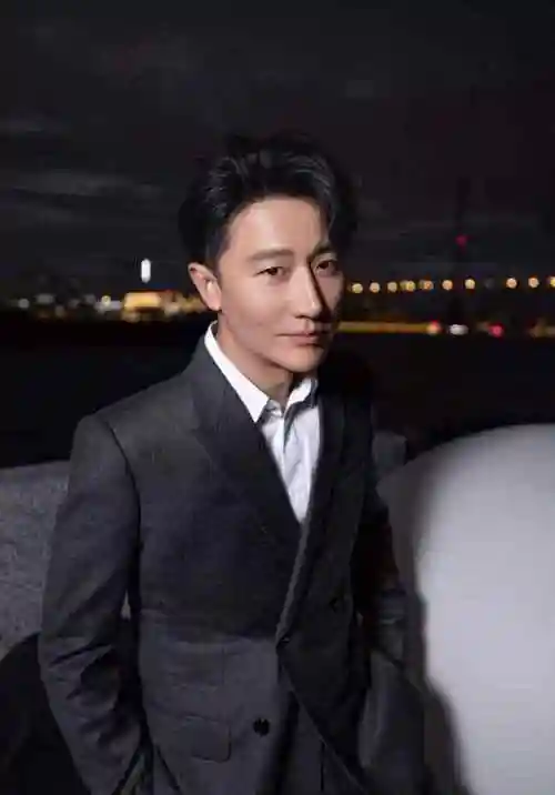 黄轩出席品牌活动经典廓形西装亮相彰显摩登风采黄轩出席品牌活动这