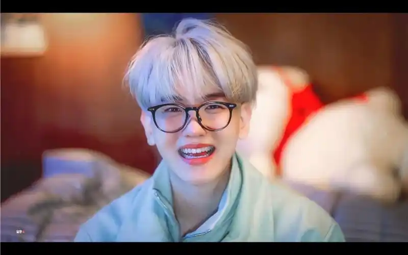 【边伯贤】笑起来嘴巴四方形的小狗,以后也请多多开心地笑吧!