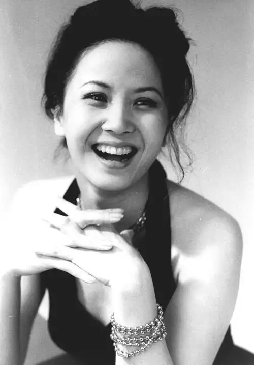 赵越,原籍四川成都,曾在美国获得"1992年世界亚裔小姐"和"最上镜小姐"
