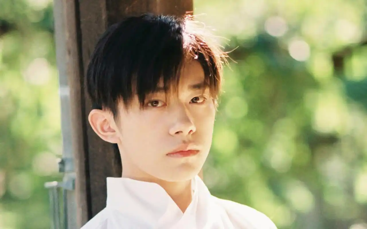 上一张 下一张 简介 冬日里分享时光缓存的元气少年tfboys-易烊千玺