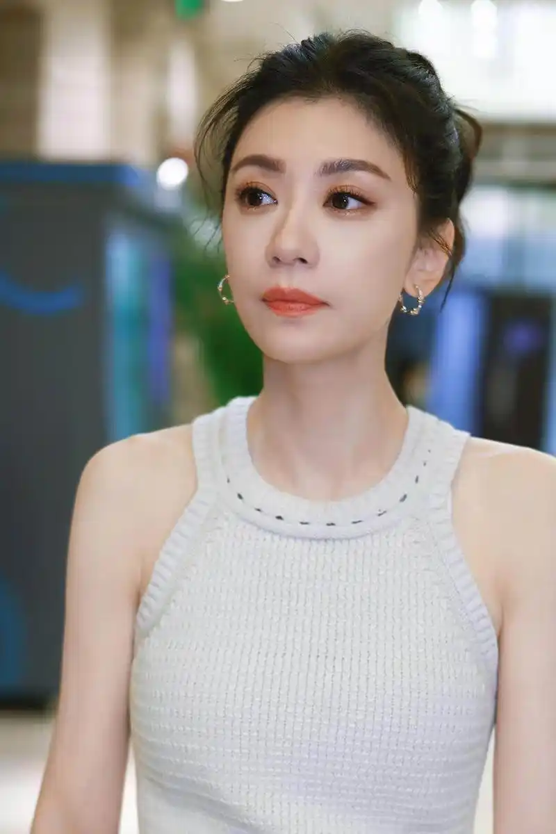 贾静雯下班图太圈粉,穿针织背心利落洋气,还很显新潮!